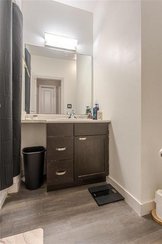 20 37 Willow Street, Mitchell, MB - Indoor Photo Showing Bathroom