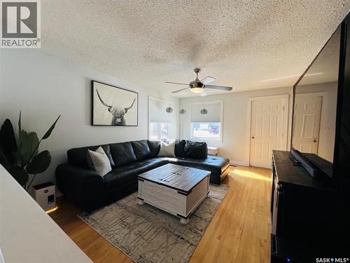45 6Th Avenue Ne, Swift Current, SK - Indoor Photo Showing Living Room