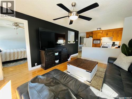 45 6Th Avenue Ne, Swift Current, SK - Indoor Photo Showing Living Room