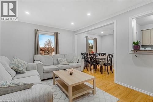 2 Envoy Boulevard, Hamilton, ON - Indoor Photo Showing Living Room