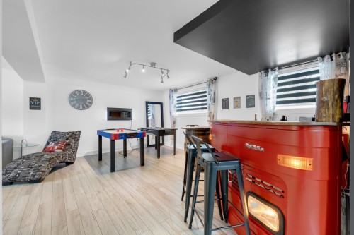 Salle familiale - 777 Rue Des Plaines, Saint-Eustache, QC - Indoor