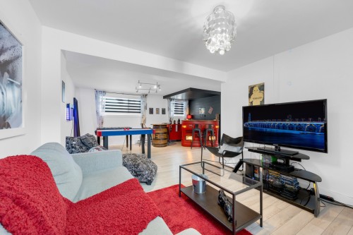 Salon - 777 Rue Des Plaines, Saint-Eustache, QC - Indoor