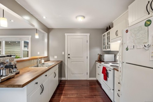 3328 Third St, Cumberland, BC 