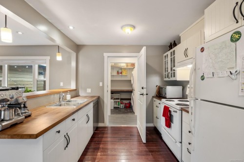 3328 Third St, Cumberland, BC 