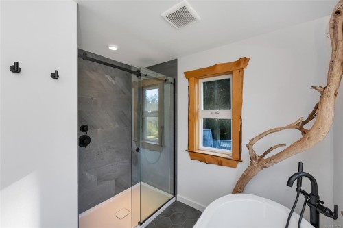 1696 Peerless Rd, Cobble Hill, BC 