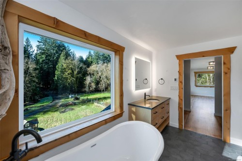 1696 Peerless Rd, Cobble Hill, BC 