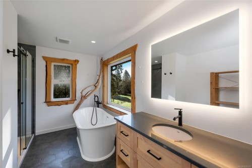 1696 Peerless Rd, Cobble Hill, BC 