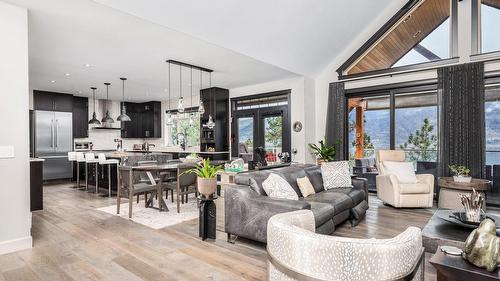 2328 Arthur Court, Kelowna, BC - Indoor Photo Showing Living Room