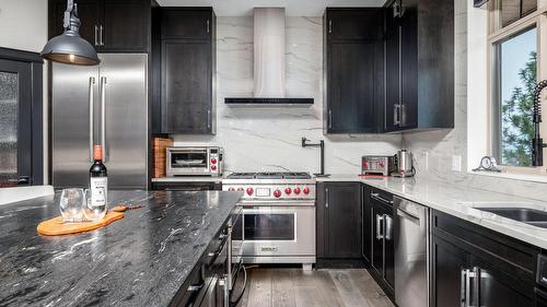2328 Arthur Court, Kelowna, BC - Indoor Photo Showing Kitchen With Upgraded Kitchen