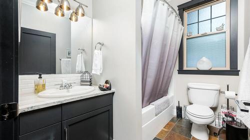 2328 Arthur Court, Kelowna, BC - Indoor Photo Showing Bathroom