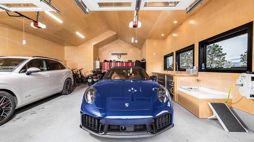 2328 Arthur Court, Kelowna, BC - Indoor Photo Showing Garage