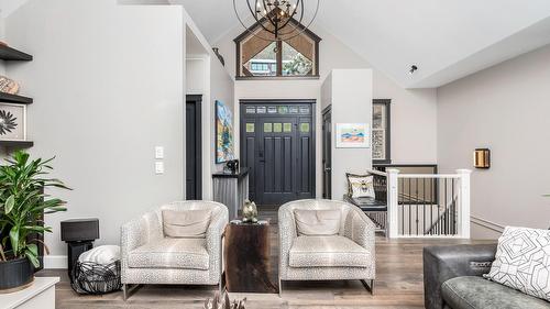 2328 Arthur Court, Kelowna, BC - Indoor Photo Showing Living Room