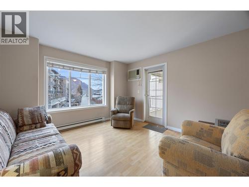 120 Vernon Avenue Unit# 312, Kamloops, BC - Indoor Photo Showing Living Room