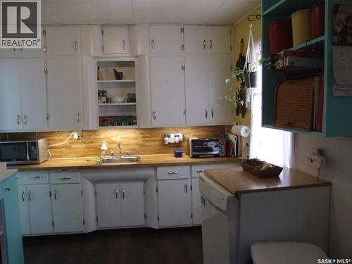 218 1St Street E, Leader, SK - Indoor Photo Showing Kitchen