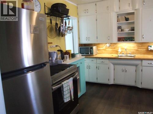 218 1St Street E, Leader, SK - Indoor Photo Showing Kitchen