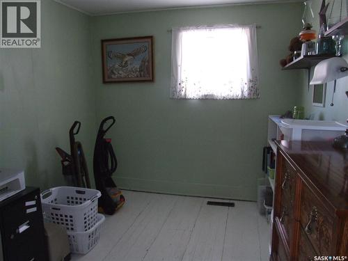 218 1St Street E, Leader, SK - Indoor