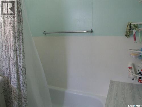 218 1St Street E, Leader, SK - Indoor Photo Showing Bathroom