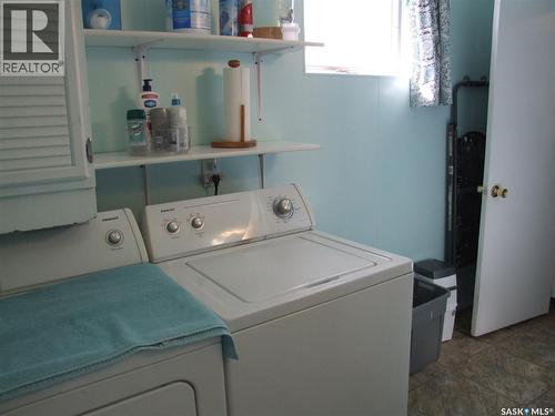 218 1St Street E, Leader, SK - Indoor Photo Showing Laundry Room