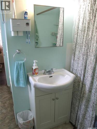 218 1St Street E, Leader, SK - Indoor Photo Showing Bathroom