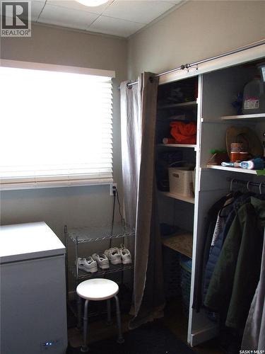 218 1St Street E, Leader, SK - Indoor