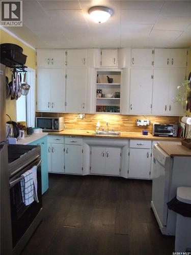 218 1St Street E, Leader, SK - Indoor Photo Showing Kitchen