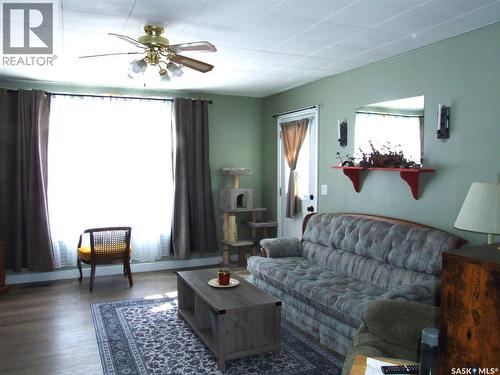 218 1St Street E, Leader, SK - Indoor Photo Showing Living Room