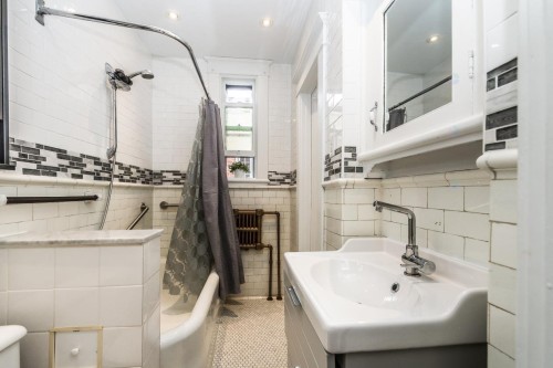 Bathroom - 2302 Av. Regent, Montréal (Côte-Des-Neiges/Notre-Dame-De-Grâce), QC - Indoor Photo Showing Bathroom