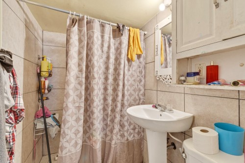 Bathroom - 10850  - 10852 Av. Balzac, Montréal (Montréal-Nord), QC - Indoor Photo Showing Bathroom