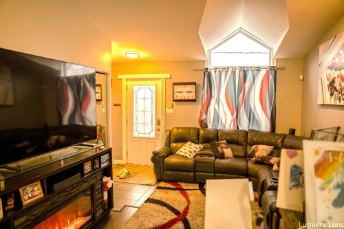 Salon - 47 Boul. Ste-Rose E., Laval (Sainte-Rose), QC - Indoor