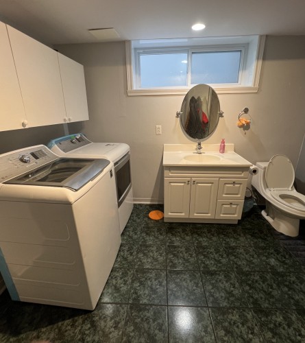 Salle de bains - 47 Boul. Ste-Rose E., Laval (Sainte-Rose), QC - Indoor Photo Showing Laundry Room