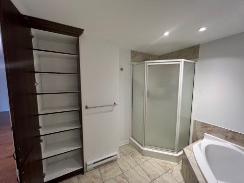 Salle de bains - 603-3330 Boul. Le Carrefour, Laval (Chomedey), QC - Indoor Photo Showing Bathroom