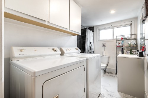 Bathroom - 2451 Rue Monsabré, Montréal (Mercier/Hochelaga-Maisonneuve), QC - Indoor Photo Showing Laundry Room