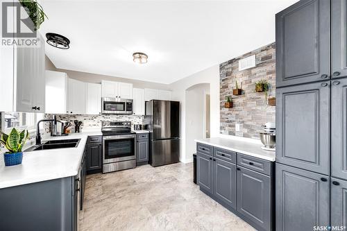 427 Carter Way, Saskatoon, SK - Indoor Photo Showing Kitchen With Double Sink With Upgraded Kitchen