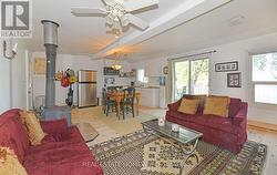 Lots of light from west-facing windows - 