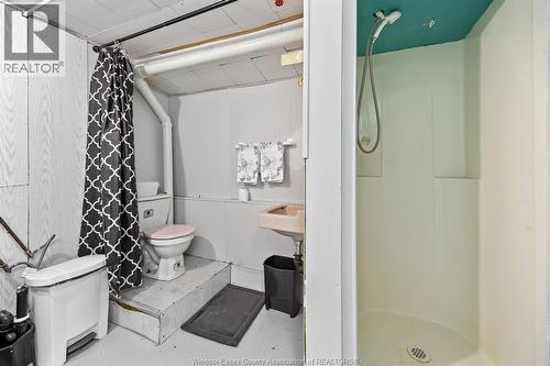 5557 Coronation, Windsor, ON - Indoor Photo Showing Bathroom