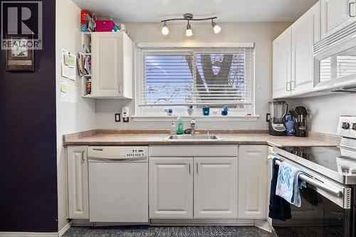 5557 Coronation, Windsor, ON - Indoor Photo Showing Kitchen