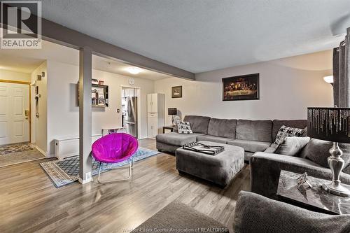 5557 Coronation, Windsor, ON - Indoor Photo Showing Living Room
