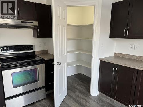 2 802 K Avenue N, Saskatoon, SK - Indoor Photo Showing Kitchen