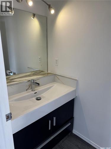 2 802 K Avenue N, Saskatoon, SK - Indoor Photo Showing Bathroom