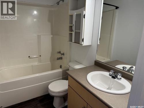 2 802 K Avenue N, Saskatoon, SK - Indoor Photo Showing Bathroom