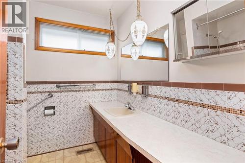 33 Orlanda Road, Hamilton, ON - Indoor Photo Showing Bathroom