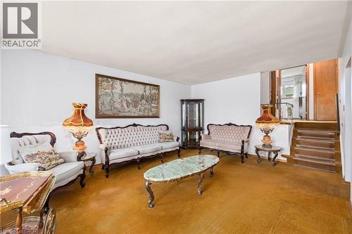33 Orlanda Road, Hamilton, ON - Indoor Photo Showing Living Room