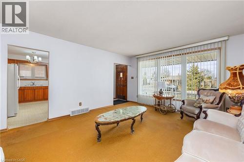 33 Orlanda Road, Hamilton, ON - Indoor Photo Showing Living Room