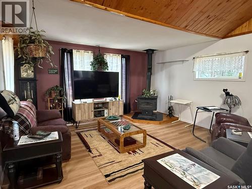 711 Waskos Drive, Northern Admin District, SK - Indoor Photo Showing Living Room