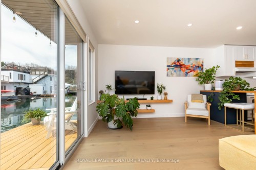 E65-7 Brimley Road S, Toronto, ON - Indoor Photo Showing Living Room