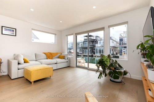 E65-7 Brimley Road S, Toronto, ON - Indoor Photo Showing Living Room