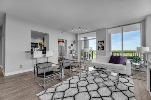 905-1101 Leslie Street, Toronto, ON - Indoor Photo Showing Living Room