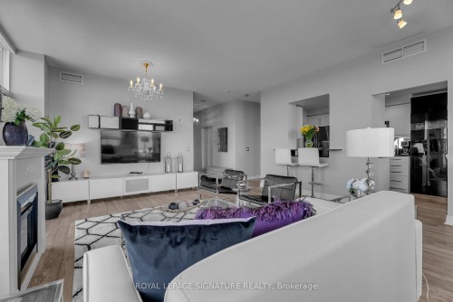 905-1101 Leslie Street, Toronto, ON - Indoor Photo Showing Living Room