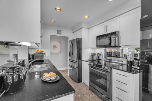 905-1101 Leslie Street, Toronto, ON - Indoor Photo Showing Kitchen With Double Sink