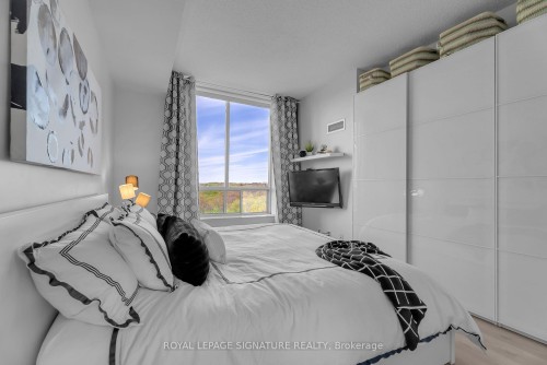 905-1101 Leslie Street, Toronto, ON - Indoor Photo Showing Bedroom